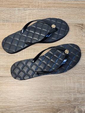 TORY BURCH Black Gold Kira Wedge Quilted Flip Flop Slip On Shoes Women's Size 8